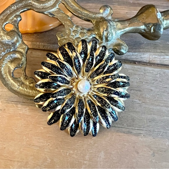 Vintage Dark Daisy Brooch - Picture 2 of 4